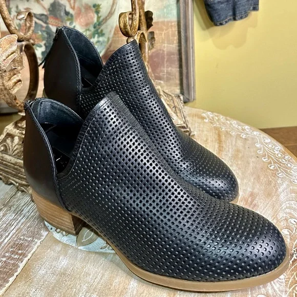 EUC Sofft Black Perforated Leather Ankle Bootie w/ V Notch Size: 8.5 - Picture 2 of 12
